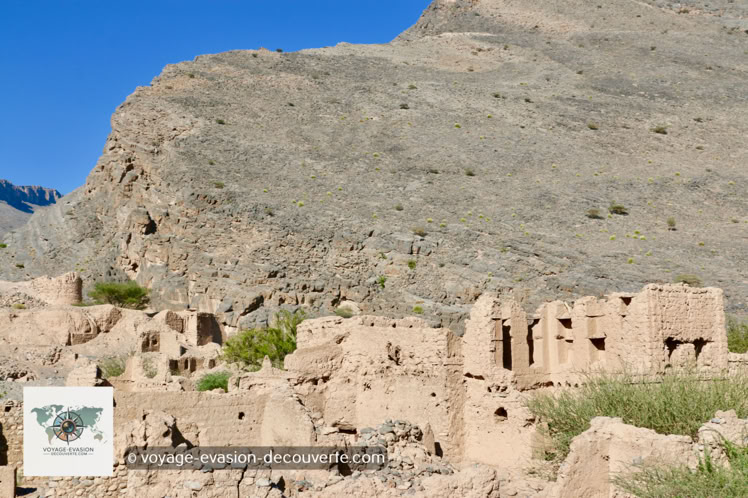 Tanuf est une petite localité perchée à flanc de plateau, au pied du djebel Akhdar, au nord de la région d'Ad-Dākhilīyah. Aujourd'hui, cet ancien village, partiellement en ruines, attire de nombreux visiteurs, fascinés par son atmosphère silencieuse et par les traces de son histoire mouvementée.
