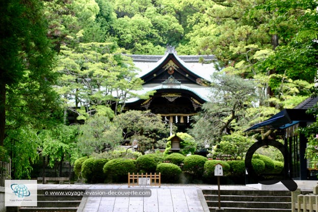 Superbe temple traditionnel en rouge et blanc avec des toits verts, il reflète le style et les caractéristiques du palais impérial de Kyōto, c'est-à-dire le style des XIe et XIIe siècles. Son jardin dans le style de l'ère Meiji, est divisé en quatre parties, chacune orientée vers les quatre directions cardinales. Il occupe environ la moitié de la superficie du site.  Le jardin est magnifique, avec ses perspectives tour à tour dévoilées puis cachées, La vue évolue à chaque pas. Avant de finir la visite, nous passons devant le jardin sec. C’est un jardin aux pierres sélectionnées avec soin, et déposées au cœur d’une étendue de sable immaculé et ratissé, qui invite les visiteurs à la méditation.