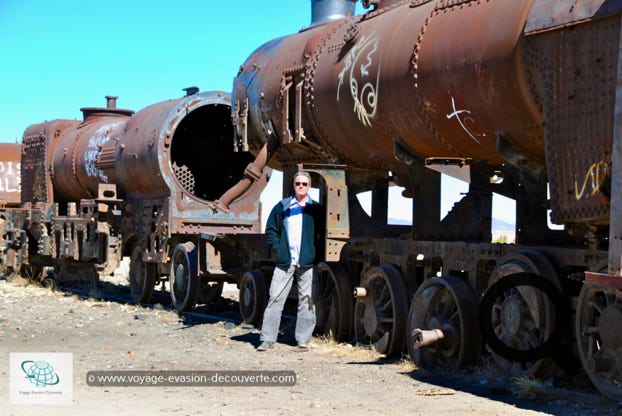 Nous partons en direction de la ville de San Cristobal avec un petit arrêt sur la route dans un cimetière de trains à vapeur. Il est situé à 3 km d'Uyuni et est relié à l'ancienne voie ferrée. La ville servait jadis de plaque tournante pour les trains transportant des minerais en direction des ports de l'océan Pacifique.