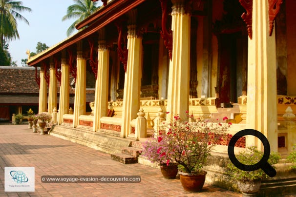 Le Vat Sisakhet est le plus vieux temple de Vientiane encore debout. Il fut édifié en 1818 sur l'ordre du roi Anouvong. Chaque année, le roi y recevait le serment de fidélité des fonctionnaires.