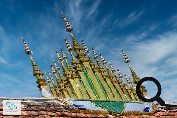 Le Wat Xieng Thong, "monastère de la ville d'or", est l'emblème religieux de Luang Prabang et l'un des symboles les plus important du bouddhisme au Laos, raison pour laquelle il a été épargné par le pillage de 1887. Il était considéré comme la référence architecturale de la ville avec un vihan très pointu qui descend très bas.