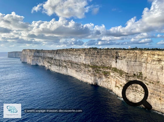 Les falaises de Ta' Ċenċ sont une bande linéaire de 20 hectares de littoral escarpé à côté de la ville de Ta' Sannat, sur la côte Sud de l'île. Ce sont de magnifiques falaises abruptes et accidentées qui s'élèvent du niveau de la mer à une hauteur de 120 m.  Elles sont identifiées comme une zone importante pour les oiseaux.  Ces falaises abritent également un certain nombre de vestiges archéologiques et historiques intéressants comme le temple mégalithique connu sous le nom de Borġ L-Imramma, qui se compose d'une cour à peu près circulaire, d'environ 20 mètres de diamètre. On pense que la structure date d'environ 4 100 à 3 000 avant notre ère. On peut également voir trois dolmens et les fameuses Cart Ruts, ornières de charrette ; une série d'ornières parallèles qui auraient été créées par les énormes rochers traînés par les hommes du néolithique, ce n'est cependant qu'une théorie, car personne ne sait vraiment ce qu'étaient exactement les soi-disant ornières de charrette et aucun archéologue au monde n’a réussi à trouver une réponse définitive.