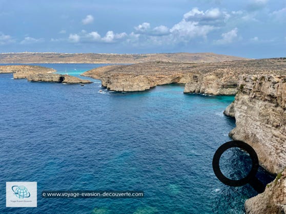 Le sentier continue jusqu'à d'impressionnants falaises à pic. En dessous, se trouve Taħt il-Mazz, une crique très réputée pour stationner les bateaux de vacanciers. La crique est idéale pour se protéger du vent et l'eau reste assez calme. 