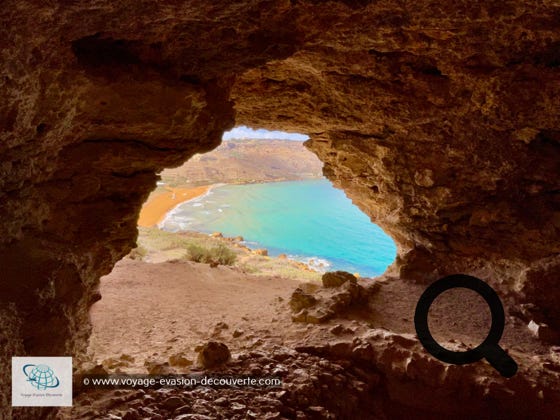 La grotte de Tal Mixta est une grotte pittoresque située dans les collines de Nadur. La grotte en elle même ne casse pas trois pattes à un canard mais la vue sur la baie est superbe. La grotte agit essentiellement comme une fenêtre pour l'une des vues les plus belles sur la Méditerranée.