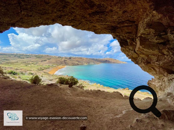 La grotte de Tal Mixta est une grotte pittoresque située dans les collines de Nadur. La grotte en elle même ne casse pas trois pattes à un canard mais la vue sur la baie est superbe. La grotte agit essentiellement comme une fenêtre pour l'une des vues les plus belles sur la Méditerranée.