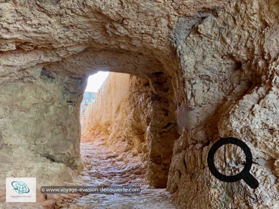 La grotte de Tal Mixta est une grotte pittoresque située dans les collines de Nadur. La grotte en elle même ne casse pas trois pattes à un canard mais la vue sur la baie est superbe. La grotte agit essentiellement comme une fenêtre pour l'une des vues les plus belles sur la Méditerranée.