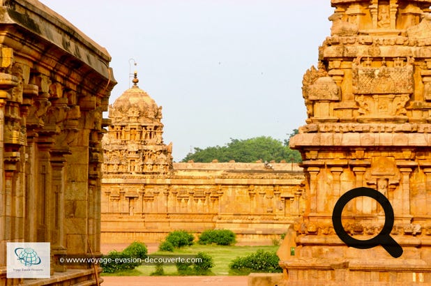 Le temple est dédié à Shiva-Rudra et a été construit par le roi Chola Râjarâja entre 1 003 et 1 010. Une pure merveille… Le temple illustrait la puissance de la dynastie Chola. Il était utilisé pour des cérémonies religieuses royales. Le temple a fêté ses mille ans d'existence en septembre 2010.