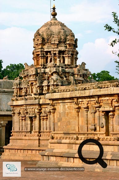 Le temple est dédié à Shiva-Rudra et a été construit par le roi Chola Râjarâja entre 1 003 et 1 010. Une pure merveille… Le temple illustrait la puissance de la dynastie Chola. Il était utilisé pour des cérémonies religieuses royales. Le temple a fêté ses mille ans d'existence en septembre 2010.