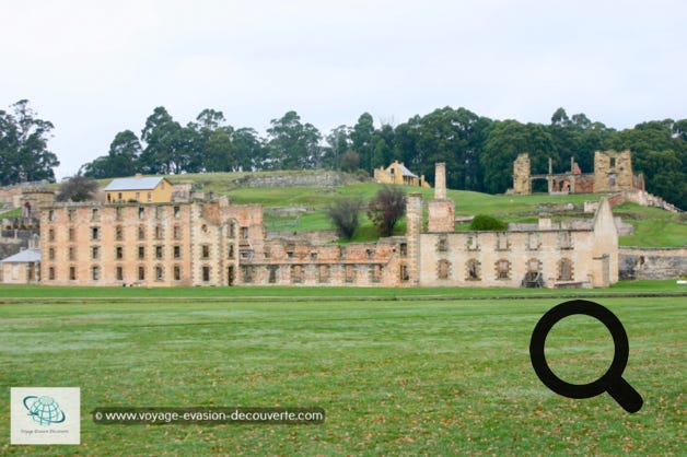 Première visite, le petit village de Port Arthur, un ancien centre pénitentiaire. Il est situé approximativement à 60 km au sud-est de Hobart. Port Arthur est un des lieux les plus chargés d'histoire d'Australie et l'un des plus beaux sites touristiques de Tasmanie. Les sites de bagnes australiens est une sélection de onze colonies pénitentiaires, sur le territoire australien, ils sont inscrits depuis 2010 sur la liste du patrimoine mondial de l'UNESCO. 