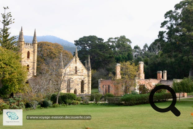 Première visite, le petit village de Port Arthur, un ancien centre pénitentiaire. Il est situé approximativement à 60 km au sud-est de Hobart. Port Arthur est un des lieux les plus chargés d'histoire d'Australie et l'un des plus beaux sites touristiques de Tasmanie. Les sites de bagnes australiens est une sélection de onze colonies pénitentiaires, sur le territoire australien, ils sont inscrits depuis 2010 sur la liste du patrimoine mondial de l'UNESCO. 