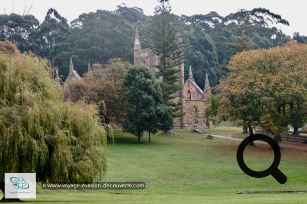 Première visite, le petit village de Port Arthur, un ancien centre pénitentiaire. Il est situé approximativement à 60 km au sud-est de Hobart. Port Arthur est un des lieux les plus chargés d'histoire d'Australie et l'un des plus beaux sites touristiques de Tasmanie. Les sites de bagnes australiens est une sélection de onze colonies pénitentiaires, sur le territoire australien, ils sont inscrits depuis 2010 sur la liste du patrimoine mondial de l'UNESCO. 