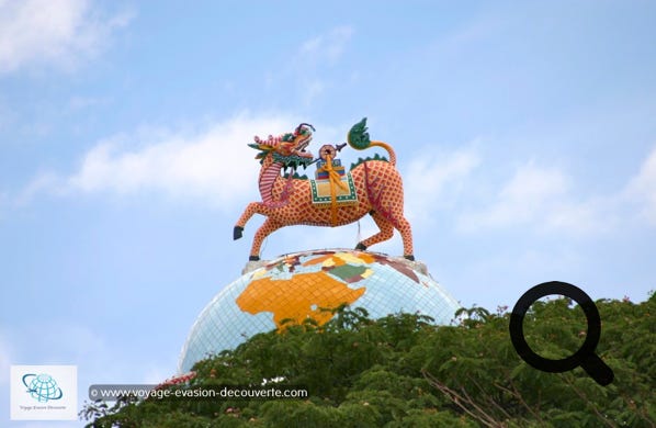 Il s'agit d'un monument caractérisés par ses couleurs vives. Une combinaison de couleurs, de gravures, de peintures, des colonnes gravées avec des dragons portant un plafond voûté représentant le ciel, et l'œil qui voit tout aussi bien en façade extérieure que sur un globe à l'intérieur.