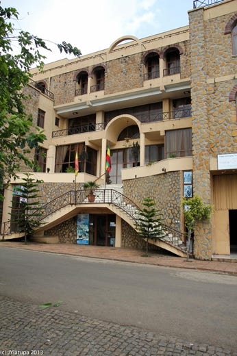 Nous avons passé une nuit au Taye Belay Hotel. L'hôtel sans aucun charme est un peu vieillot mais  propre. Les chambres sont sans plus, à l'image de l'hôtel... Beaucoup d'escaliers et pas d'ascenseur !  Heureusement, nous n'y avons passé qu'une nuit. Le petit déjeuner peu copieux et peu varié.