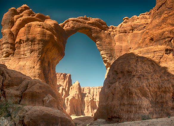 Plus difficile d'accès et plus dangereux, c'est une destination idéale pour les vrais aventuriers. D'une beauté surprenante et époustouflante, avec le désert du Tibesti,  qui s'étale sur Nord au Sud du pays avec ses dunes et ses vestiges préhistoriques.  Sans compter le massif gréseux sur Ennedi, le vrai joyau du Sahara, sculpté par l'érosion du vent et de l'eau depuis des milliers d'années, renferme une multitude de  canyons et de vallées créant des paysages spectaculaires. 