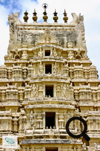 C’est un magnifique temple hindou actif du XIIe siècle. Construit en 1 117, il est entièrement fait de schiste. Des frises font le tour de tout l’édifice, à sa base. Les éléphants de la frise inférieure supportent symboliquement le temple. Ils sont surmontés par des scènes guerrières évoquant des épisodes du Mahabaratha et du Ramayana, des motifs végétaux, des oiseaux et des animaux fantastiques. C’est une merveille…