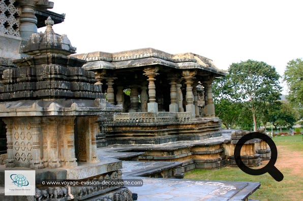 C’est un magnifique temple hindou actif du XIIe siècle. Construit en 1 117, il est entièrement fait de schiste. Des frises font le tour de tout l’édifice, à sa base. Les éléphants de la frise inférieure supportent symboliquement le temple. Ils sont surmontés par des scènes guerrières évoquant des épisodes du Mahabaratha et du Ramayana, des motifs végétaux, des oiseaux et des animaux fantastiques. C’est une merveille…