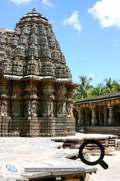 C’est un double temple Hindou dédié à Shiva et à la déesse Pârvatî, construit au XIIe siècle. Il est célèbre pour la finesse de ses sculptures. Ils sont richement décorés de sculptures de dieux et de déesses, comme de scènes mythologiques tirées du Mahābhārata. 