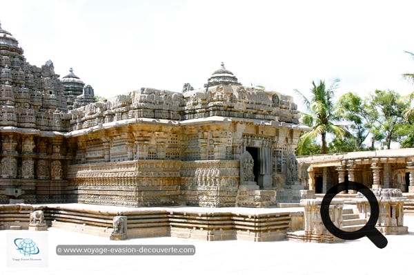 C’est un double temple Hindou dédié à Shiva et à la déesse Pârvatî, construit au XIIe siècle. Il est célèbre pour la finesse de ses sculptures. Ils sont richement décorés de sculptures de dieux et de déesses, comme de scènes mythologiques tirées du Mahābhārata. 