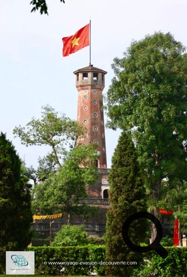 Puis nous avons bifurqué en direction du Temple Van Mieu, le temple de la  littérature. Situé dans la partie ouest de la vieille ville, c’est le plus important des  mausolées de Confucius du pays. Il est divisé en cinq cours, dans chaque cours  vous trouverez des pavillons et une multitude de stèles.                                              