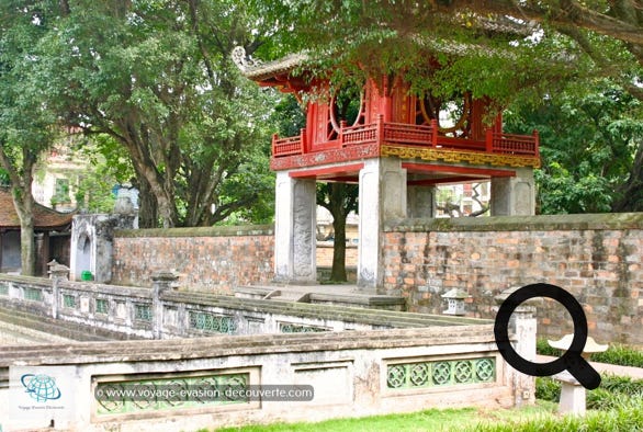 Puis nous avons bifurqué en direction du Temple Van Mieu, le temple de la  littérature. Situé dans la partie ouest de la vieille ville, c’est le plus important des  mausolées de Confucius du pays. Il est divisé en cinq cours, dans chaque cours  vous trouverez des pavillons et une multitude de stèles.                                              