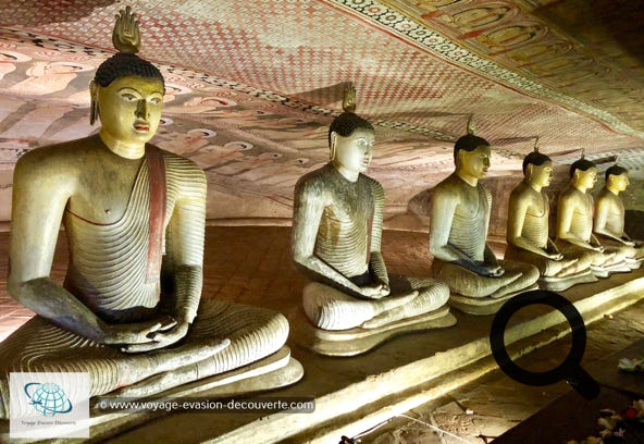 Il s’agit d’un temple troglodyte construit sous un large rocher de granit qui renferme un important complexe de grottes, le Raja Maha Vihara, datant du Ier siècle. Il s'agit du plus important et du mieux préservé des complexes de grottes du Sri Lanka. Comprenant 80 grottes, 5 sanctuaires et 4 monastères principaux, ce complexe comporte 157 statues, 153 images du Bouddha, 3 images royales et 4 images de divinités. Les peintures murales, recouvrant 2 100 m2, représentent, entre autres la tentation de Bouddha par le démon Māra et son premier sermon.