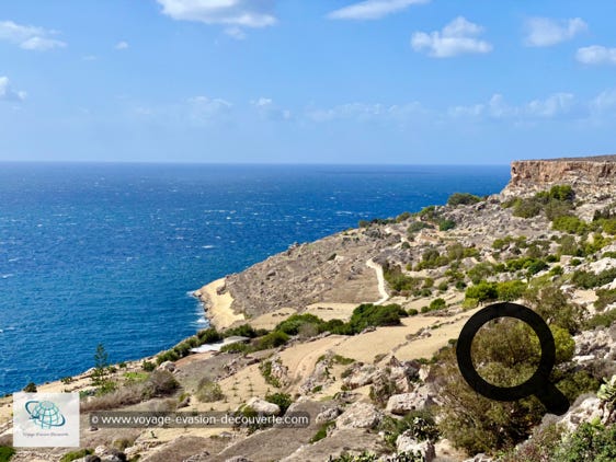 Vous pouvez continuer à pied sur le sentier en direction de la station météo.  Vous passerez près d'un beau point de vue sur la côte Ouest.  Il s'appelle The Bench (Le Banc) d'où la vue est incroyable. Il y avait un banc de marbre blanc placé face à la mer et des falaises de Mellieha. Il avait été offert et érigé à la mémoire d'une épouse décédée, par son mari. Malheureusement, il a été vandalisé et il n'en reste que quelques morceaux.