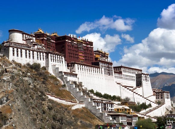 C'est un pays de légendes... La terre de naissance du Bouddha.  Un voyage au Népal, c'est la rencontre entre la mythique chaîne de montagne de  l’Himalaya et la vallée de Katmandou. Ce voyage offre aux voyageurs des paysages  uniques parsemés de territoires ruraux superbes aux collines verdoyantes ainsi que de  cités millénaires riches de ses nombreux temples dominés par les faces enneigées de  quelques-uns des plus hauts sommets de la planète. 