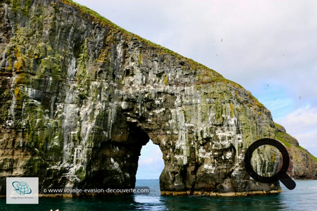 Lorsque vous sortez du fjord Sørvágsfjørður, le bateau longe les extraordinaires rochers de Tindhólmur.