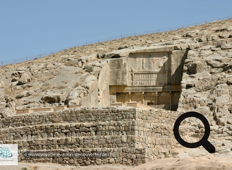 Le site se trouve dans la plaine de Marvdasht, au pied de la montagne Kuh-e Rahmat, à environ 75 km de la ville de Shiraz.