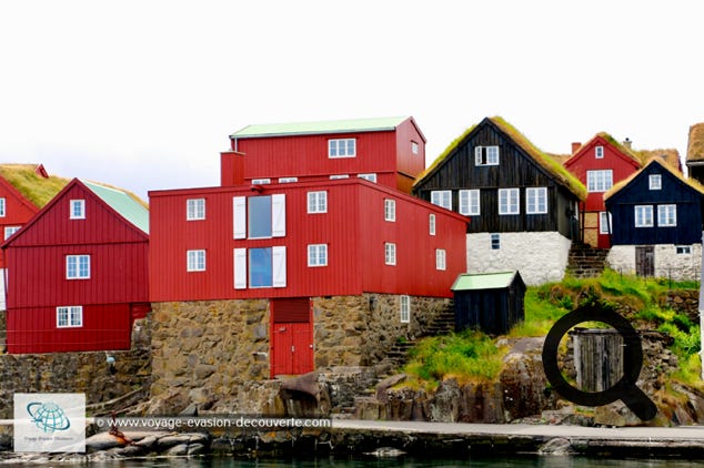 Elle est connue pour sa vieille ville, Tinganes, qui regorge de maisons en bois avec des toits en herbe sur une petite péninsule. À proximité se trouve la cathédrale de Tórshavn, reconstruite au XIXe siècle. Des boutiques locales bordent la principale artère commerciale, Niels Finsens gøta.