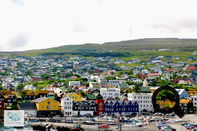 Elle est connue pour sa vieille ville, Tinganes, qui regorge de maisons en bois avec des toits en herbe sur une petite péninsule. À proximité se trouve la cathédrale de Tórshavn, reconstruite au XIXe siècle. Des boutiques locales bordent la principale artère commerciale, Niels Finsens gøta.