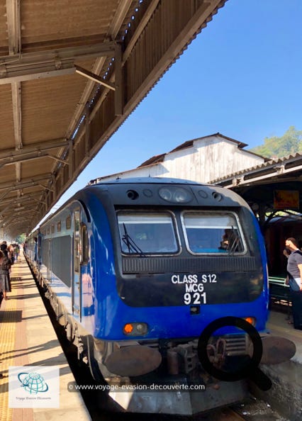 Voila une expérience à faire lors d'un voyage au Sri Lanka pour la beauté des paysages traversés mais aussi pour l’atmosphère qui règne dans le train. Nous avons pris ce train pour aller jusqu’à Nuwara Eliya, petite ville située au milieu des montagnes et des plantations de thé dont la réputation n'est plus à faire. En fait, pour aller à Nuwara Eliya, la ville la plus haute du Sri Lanka, il faut descendre à la gare de Nanu Oya, sinon vous irez jusqu'au terminus, à Ella. Le trajet dure environ 4h.