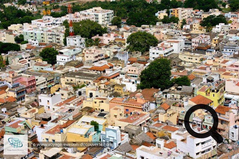 Appelée communément Trichy, cette très grande ville se nomme en réalité Tiruchirappalli. Elle compte plus d'un million d'habitants. 