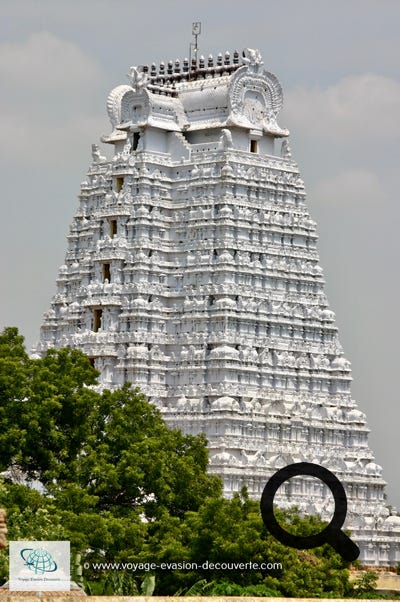 C’est un temple hindou consacré à Ranganatha, la forme de repos de Vishnou. C’est le premier et principal des 108 Divya Desams, demeures sacrées de Vishnou. Il est immense, il occupe une surface de 631 000 m², ce qui en fait le plus grand temple d’Inde et l’un des plus grands complexes religieux en activité au monde.