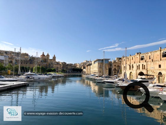 Coincée entre L-Isla et Il-Birgu, cette ville fait partie des Trois Cités. Le site est habité dès l'époque mégalithique. Trois structures mégalithiques ont été trouvés avec des nombreux objets quotidiens de l'époque, outils, silex et tessons. Des églises troglodytes ont été également découvertes dont une chapelle, par des ouvriers, en déblayant des gravas de la Seconde Guerre Mondiale.  Plus discrète que ses voisines, elle n'offre pas grand chose à visiter. 