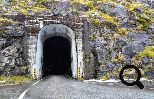 Pour passer d'îles en îles, il y a un excellent réseau de liaisons internes constitué de routes, ponts, tunnels terrestres  et tunnels sous-marins. Deux tunnels sous-marins ont un péage. 