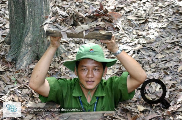 C’est un immense système souterrain d’une vingtaine de kilomètres initialement créés par les Viêt Minh sous l’Indochine française et considérablement développés, environ 250 kilomètres, pendant la guerre du Viêt Nam contre les américains. Il s'agissait d'un réseau gigantesque regroupant des galeries étroites desservant des salles semi-enterrées et des cavités plus profondes entièrement creusées. 