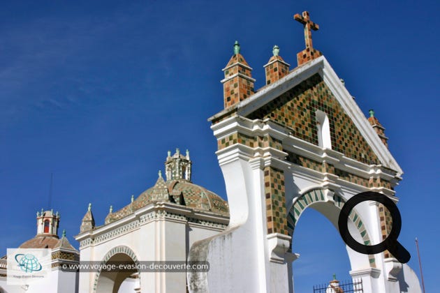 C’est un sanctuaire colonial espagnol du XVIe siècle qui abrite l'image de la Vierge de Copacabana. Notre-Dame de Copacabana est la patronne de la Bolivie. 
