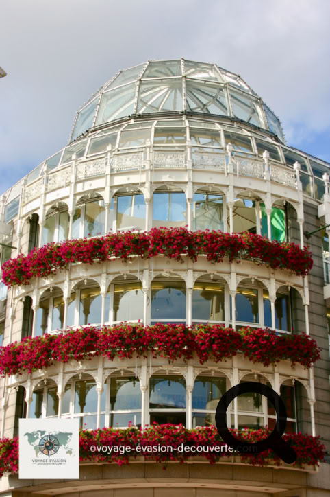 C’est la plus grande ville d'Irlande du sud en importance et en nombre d’habitants depuis le haut Moyen Âge, c’est aussi la capitale de l’île.