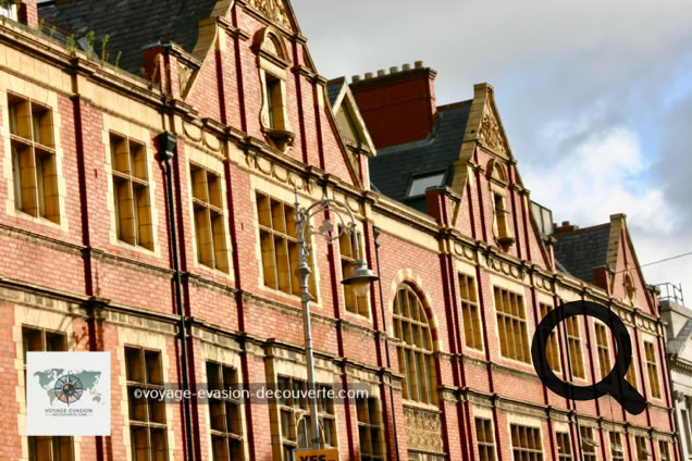 C’est la plus grande ville d'Irlande du sud en importance et en nombre d’habitants depuis le haut Moyen Âge, c’est aussi la capitale de l’île.