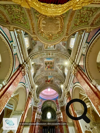 De style baroque cette très belle église conventuelle du XVIIe siècle servait aux Hospitaliers de l'ordre de Saint-Jean de Jérusalem avant la construction de La Valette et de sa cathédrale.  Elle se trouve sur le site d’une église bâtie en 1090, sous le règne de Roger Ier de Sicile. À l’arrivée de l’ordre de Saint-Jean, en 1530, elle est agrandie, mais brûle deux ans plus tard. Avec l’installation des chevaliers à La Valette, en 1571, elle devient l’église des Inquisiteurs. 