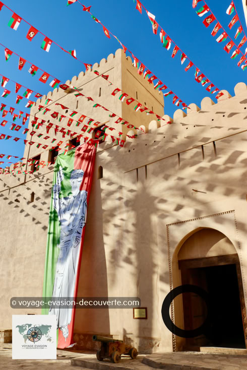 Construit dans les années 1650 par l'imam Sultan bin Saif Al Ya'rubi, le fort de Nizwa est l'un des monuments les plus emblématiques du Sultanat d'Oman. Sa structure originelle remonterait cependant au XIIᵉ siècle, ce qui en fait un témoin précieux de l'histoire longue et mouvementée de la région. Aujourd'hui, c'est d'ailleurs le site patrimonial le plus visité du pays.