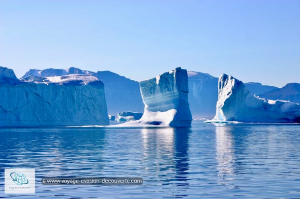 Sur le trajet, nous avons commencé à voir des icebergs monumentaux aux tailles impressionnantes. De vrais vaisseaux de glace aussi majestueux que dangereux formant de vastes sculptures flottantes, partant pour un long et dernier voyage avec seulement le vent et le courant pour les diriger. 