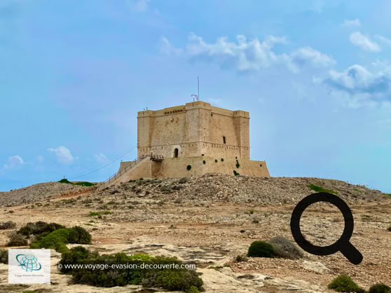 Construite en 1618, cette superbe tour servait de tour de défense pour protéger les navires, naviguant entre Malte et Gozo, des corsaires et des pirates qui se cachaient sous les falaises et dans les grottes. Elle servait aussi de lien de communication entre Malte et Gozo si l'île de Gozo était attaquée.   À savoir que si le drapeau flotte, elle est ouverte pour la visite. Malheureusement pour nous, pas de drapeau ce jour là, donc pas de visite... 