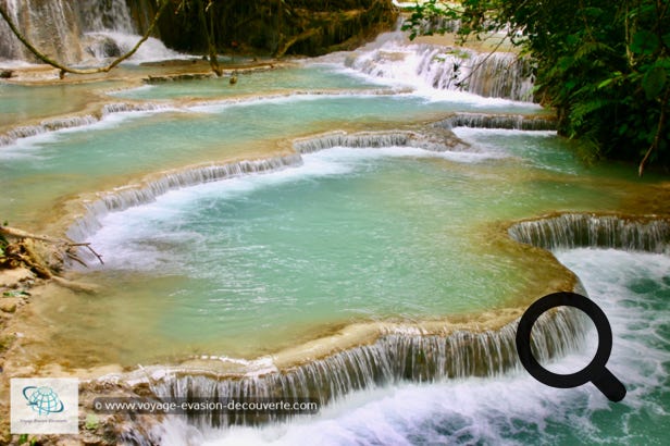 Les chutes Kuang Si, également connues sous le nom de cascades de Tat Kuang Si, est une cascade à trois niveaux sur 29 kilomètres de long. Elles sont situées à une trentaine de kilomètres au Sud de Luang Prabang. Les chutes d'eau commencent dans des piscines peu profondes au sommet d'une colline escarpée, puis mènent à la chute d'eau principale d'une hauteur de 60 mètres.