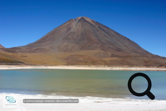 Ce lac salé est dominé par la haute silhouette du volcan Licancabú, un stratovolcan andin de Bolivie.