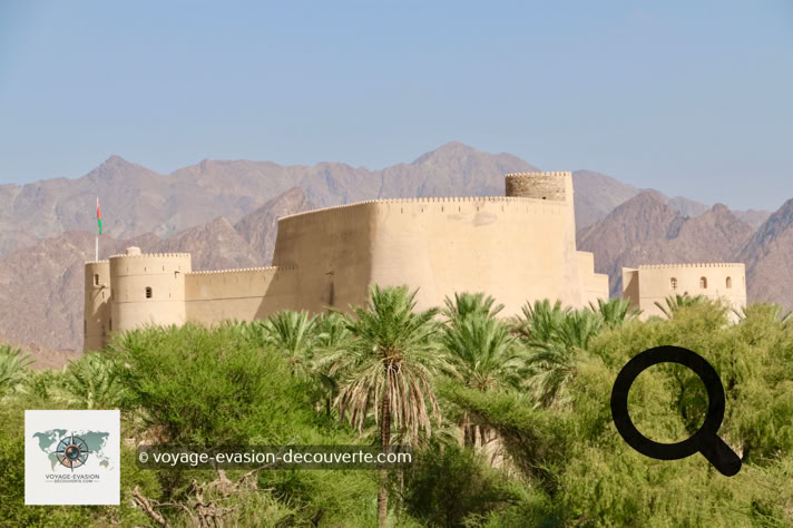 Nakhal ne se limite pas à son fort : la région est également connue pour ses sources chaudes d’Ain Al-Thawarah, qui jaillissent du mont Sald et coulent entre les palmiers avant de rejoindre l'oued.