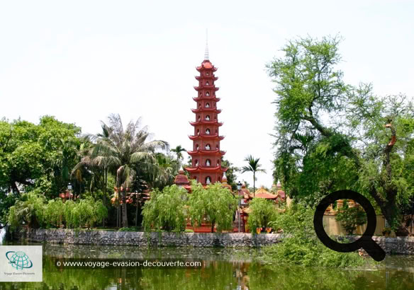 Nous avons continué vers le lac de l’Ouest où se trouve la superbe Pagode Trấn Quốc,  la plus ancienne d’Hanoï.   