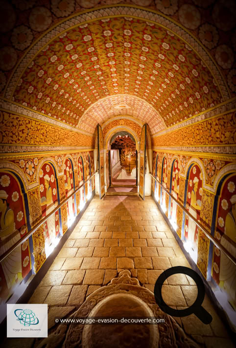 Les moines des deux chapitres de Malwatte et Asgiriya pratiquent chaque jour, au premier étage, des cérémonies dans la chambre intérieure du temple. Le mercredi, la relique est symboliquement lavée avec une préparation d'eau parfumée et de fleurs odorantes appelée « Nanumura Mangallaya ». Cette eau sacrée est censée posséder des vertus guérissantes et est ensuite distribuée parmi les assistants. Selon la légende, la dent de Bouddha fut apportée dans le pays au IVe siècle.