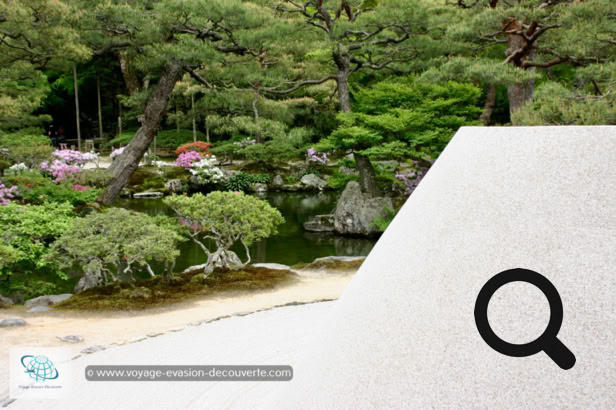 Superbe temple traditionnel en rouge et blanc avec des toits verts, il reflète le style et les caractéristiques du palais impérial de Kyōto, c'est-à-dire le style des XIe et XIIe siècles. Son jardin dans le style de l'ère Meiji, est divisé en quatre parties, chacune orientée vers les quatre directions cardinales. Il occupe environ la moitié de la superficie du site.  Le jardin est magnifique, avec ses perspectives tour à tour dévoilées puis cachées, La vue évolue à chaque pas. Avant de finir la visite, nous passons devant le jardin sec. C’est un jardin aux pierres sélectionnées avec soin, et déposées au cœur d’une étendue de sable immaculé et ratissé, qui invite les visiteurs à la méditation.